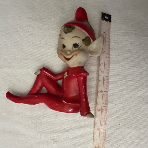 Vintage Christmas Elf in Red Ceramic. 1950s Pixie Elf in red suit, pointy ears. - Picture 7 of 9